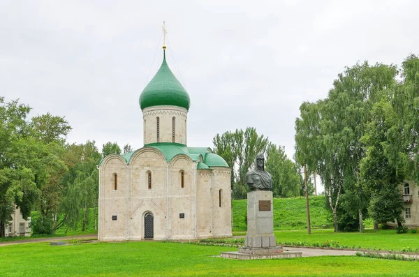 Pereslavl Zalessky ヤロスラヴル地方 ロシア 2017年7月31日 Spaso Preobrazhensky 大聖堂とアレクサンダー ネフスキーへの記念碑 — ストック写真