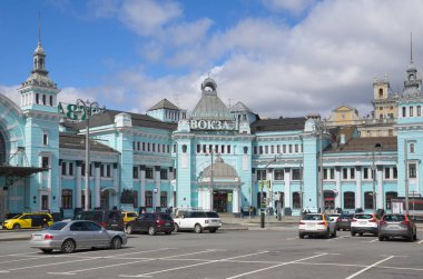 Moskova, Rusya - 28 Nisan 2021 Belorussky tren istasyonunun inşaatı