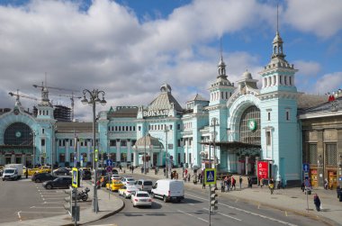 Moskova, Rusya - 28 Nisan 2021: Belorussky tren istasyonu ve Tverskaya Zastava Meydanı
