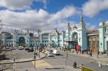 Moskova, Rusya - 28 Nisan 2021: Tverskaya Zastava Meydanı ve Belorussky tren istasyonu binası manzarası 