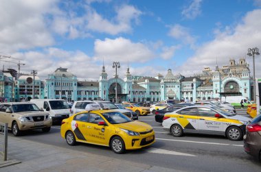 Moskova, Rusya - 28 Nisan 2021: Tverskaya Zastava Meydanı 'nda Belorussky tren istasyonu yakınlarındaki taksiye biniyor