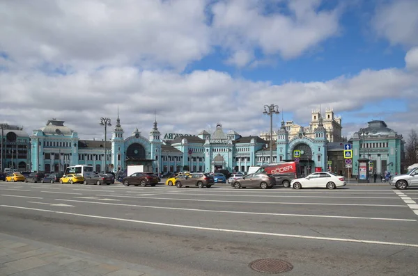 Μόσχα Ρωσία Απριλίου 2021 Κυκλοφορία Αυτοκινήτων Στην Πλατεία Tverskaya Zastava — Φωτογραφία Αρχείου