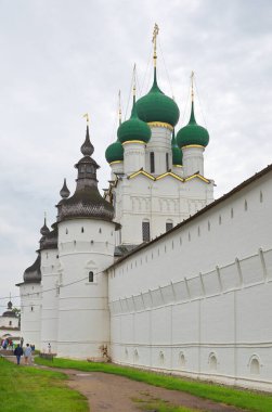 Rostov Veliky, Rusya - 24 Temmuz 2019: Rostov Kremlin 'in kuleleri ve kubbeleri. Rusya 'nın Altın Yüzüğü