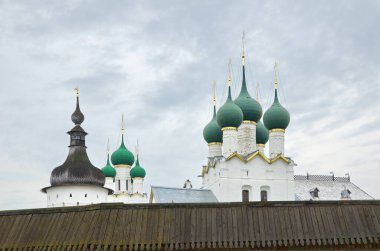 Rostov Veliky, Rusya - 24 Temmuz 2019: Rostov Kremlin 'in Kubbeleri ve Kuleleri, Yaroslavl Bölgesi