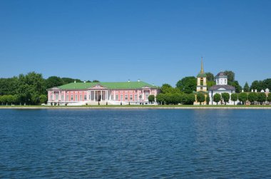 Moskova, Rusya - 17 Haziran 2021: Güneşli bir yaz gününde Kuskovo Malikanesi ve Büyük Saray Göleti