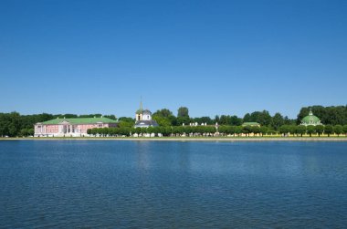 Moskova, Rusya - 17 Haziran 2021: Kuskovo malikanesinin mimari topluluğu ve Büyük Saray Göleti