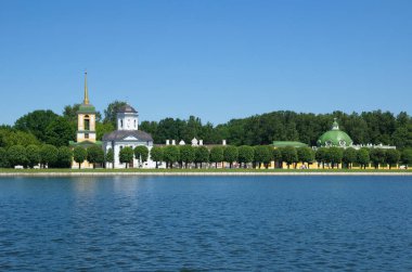 Moskova, Rusya - 17 Haziran 2021 Kuskovo Malikanesi. Çan kulesinin ve Tanrı 'nın Hayat Veren Haçı' nın Dürüst Ağaçlarının Kökeni Kilisesi 'nin ve 