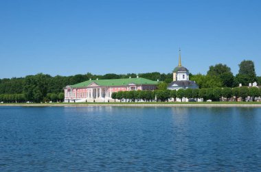 Moskova, Rusya - 17 Haziran 2021: Kuskovo malikanesinin ve Büyük Saray Göletinin yaz manzarası 