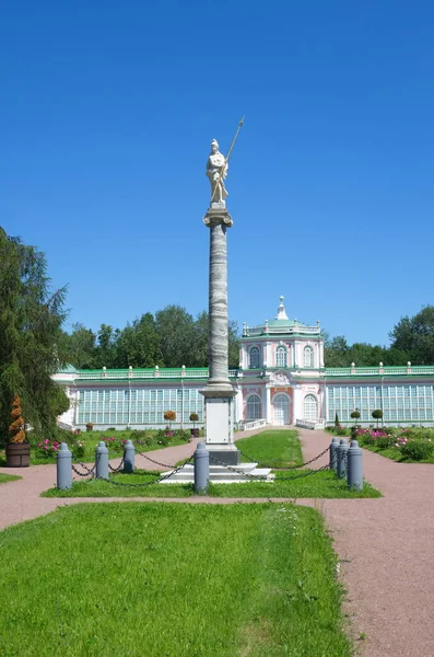 モスクワ ロシア 2021年6月17日 カトリーヌ2世とクスコヴォ不動産博物館の大規模な石温室 1761 1763 の訪問を記念してミネルヴァの像を持つ列 — ストック写真