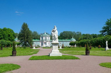 Moskova, Rusya - 17 Haziran 2021: Kuskovo Emlak Müzesi 'ndeki büyük bir taş seranın arka planında 