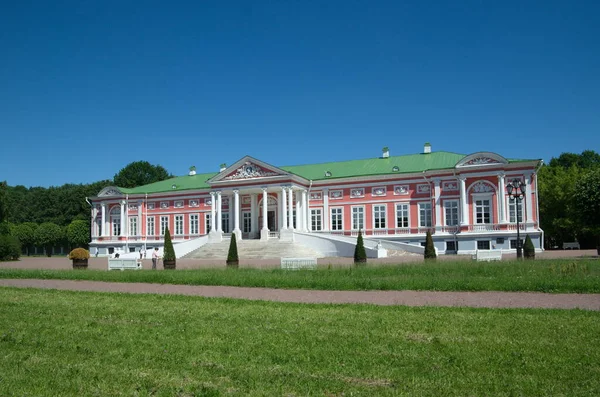 モスクワ ロシア 2021年6月17日 夏の日にクスコヴォ不動産博物館でシェレメエフ宮殿を数える — ストック写真