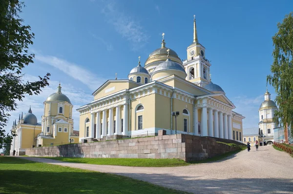 Nilo-Stolobenskaya çölleri manastırı. Epiphany Katedrali ve St. Nile Kilisesi. Tver Bölgesi, Rusya
