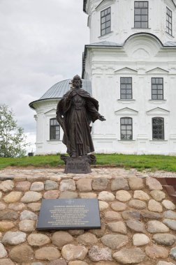 Tver Bölgesi, Rusya - 30 Ağustos 2021: Nilo-Stolobenskaya Çöl Manastırı. Hiyerokeşiş Ambrose Matveev Anıtı. Tanrı 'nın Haçı' nın Yüceliği Kilisesi 'nin yanında.