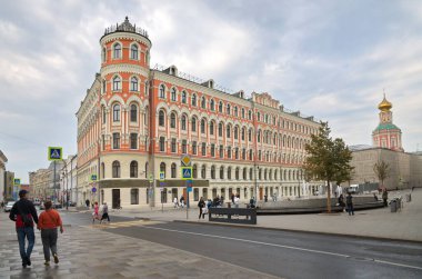 Moskova, Rusya - 12 Eylül 2021: Değişim Meydanı manzarası ve Trinity-Sergius Lavra 'nın avlusunun eski Kârlı evi