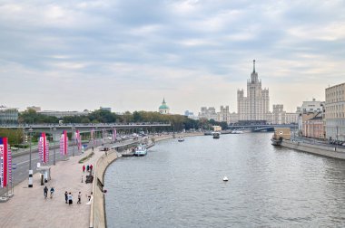 Moskova, Rusya - 12 Eylül 2021: Moskvoretskaya Embankment 'ın sonbahar manzarası, Zaryadye peyzaj parkındaki 