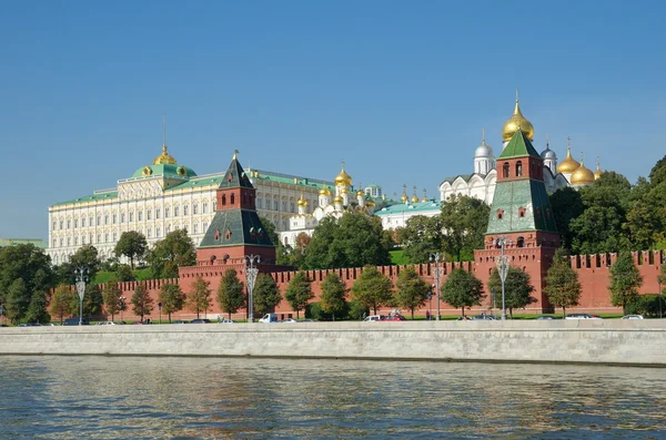 Moskva, Rusko, pohled na Kreml a Kremlevskaya nábřeží — Stock fotografie