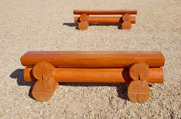 Dřevěné lavičky z břevna úpraveného cylindroidem — Stock fotografie