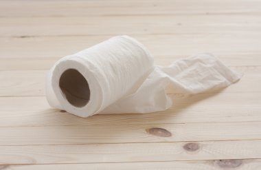 tuvalet kağıdı silerek temiz için