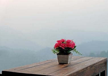 ahşap masa üzerinde vazoda çiçek