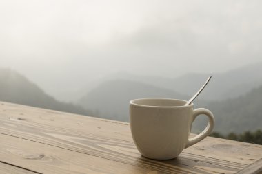 Kahve fincanı ahşap masada.