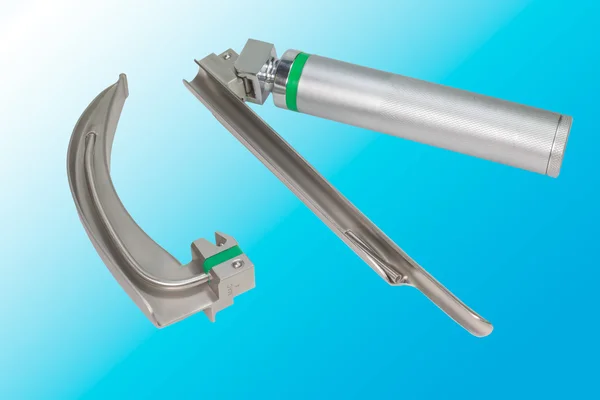 Laringoskop mavi degrade arka plan üzerinde.