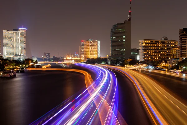 Gece lambası Taksin Köprüsü