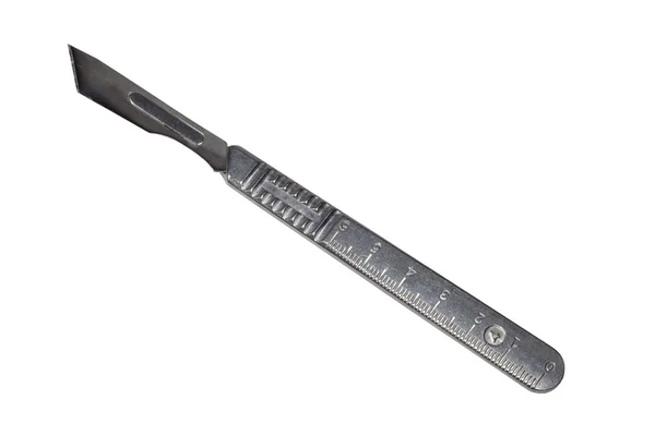 Beyaz zemin üzerinde bir neşter.