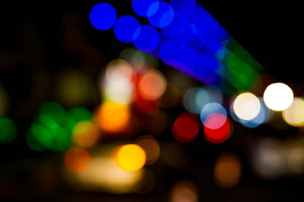 Kaldırımlar boyunca binalar ışıkları bokeh .