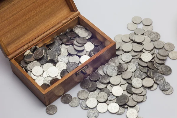 Birçok para çıktı bir hazine sandığı