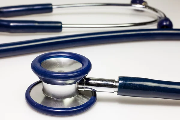 Beyaz arkaplanda steteskop