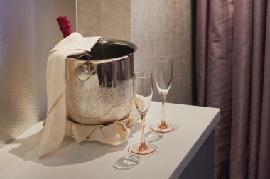 buz kovasının içinde şampanya şişesi