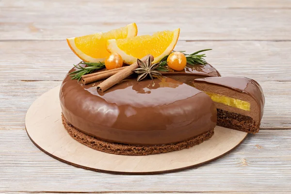 オレンジ ミラー釉薬とチョコレートのムースケーキ — ストック写真