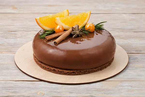 Çikolatalı mousse kek portakal ile