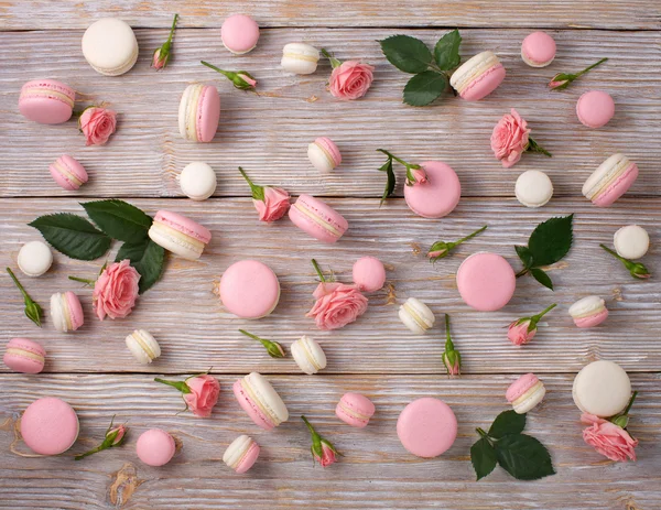 Francouzský dezert macarons vzorek s růžovou květinou — Stock fotografie