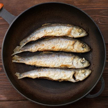 bir tava üzerinde kızarmış yem