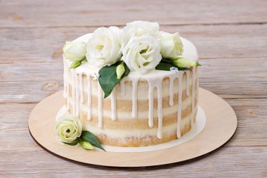 Kek beyaz cam ve beyaz çiçekler