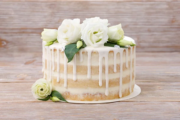 Wedding cake with beautiful flowers and an eadible silver. — Stock Photo, Image