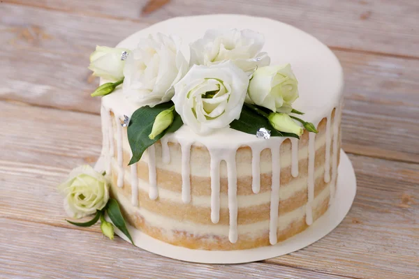 婚礼蛋糕 eadible 银和鲜花 — 图库照片