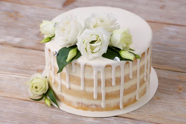 Bolo de casamento uma prata eadible e flores — Fotografia de Stock