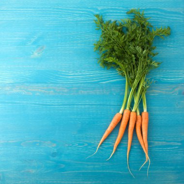 taze havuç grup mavi ahşap zemin üzerine