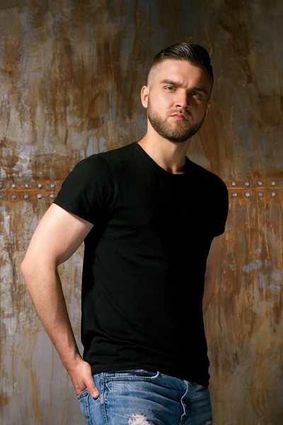 Sakal ve şık saç kesimi ile seksi erkek modu