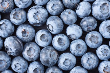 Siyah arka plan doku üzerinde yaban mersini