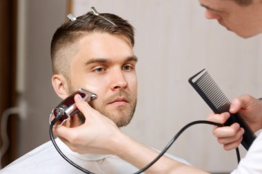 Sakalını tıraş tarafından modern Kuaför almak çekici sakallı adam