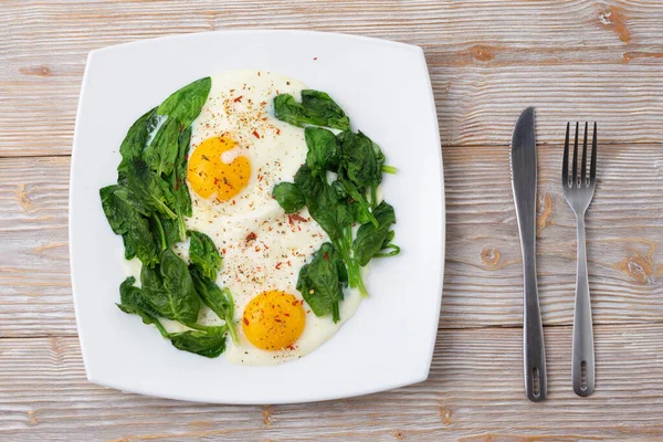 Assiette Avec Œufs Brouillés Épinards Sur Fond Bois Couteau Fourchette — Photo