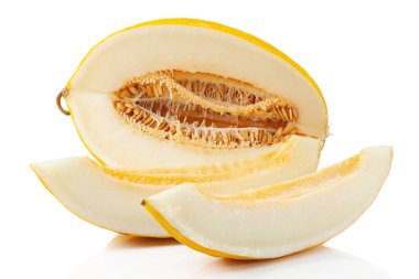 Kesme yolu ile izole edilmiş beyaz arkaplanda karpuz dilimi. Kavun yarısı ve yakın plan dilimler.. 