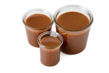 tuzlu karamel izole beyaz zemin üzerinde üç kavanoz