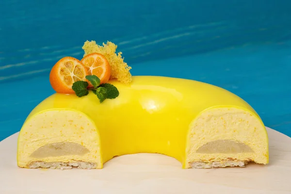 Pastel de mousse de mango medio cortado con glaseado de maracuyá —  Fotos de Stock