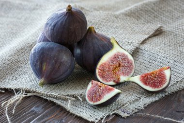 Grup Tual üzerine taze incir