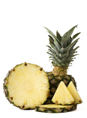 Beyaz arkaplanda dilimleri olan ananas