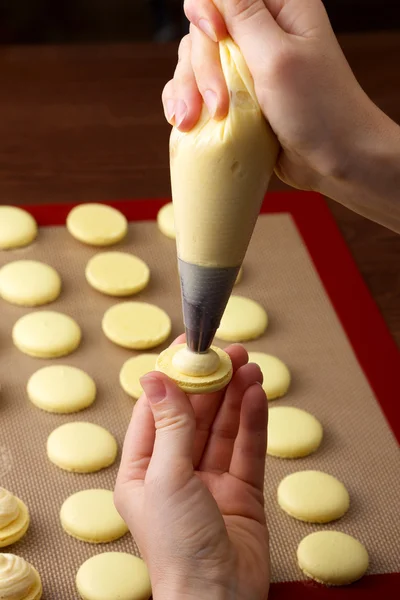 acıbadem kurabiyesi üzerinde krem uygulamak